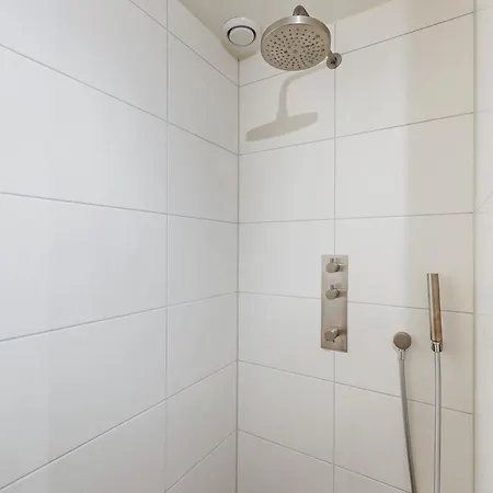 Super Deluxe 6p - Omringd Door - 27