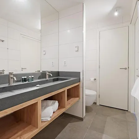 Super Deluxe 6p - Omringd Door - 27