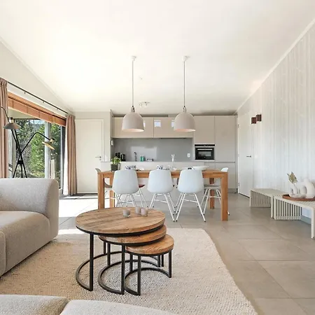 Super Deluxe 6p - Omringd Door - 27