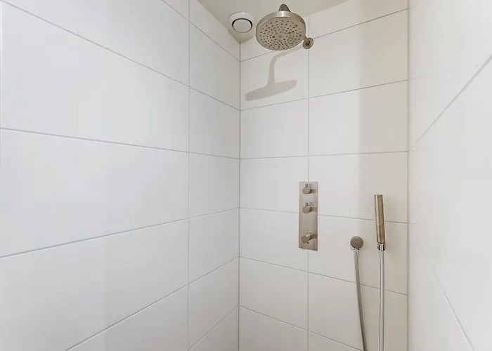 Super Deluxe 6p - Omringd Door - 27