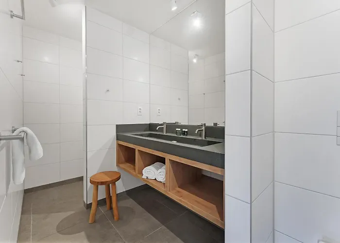 Super Deluxe 6p - Omringd Door - 27