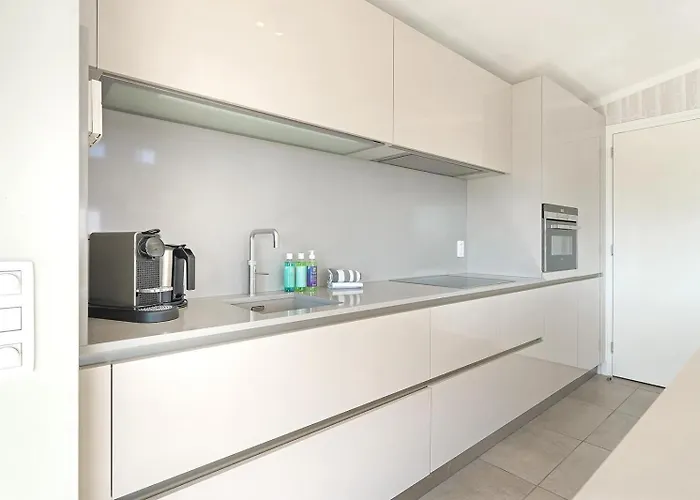 Super Deluxe 6p - Omringd Door - 27