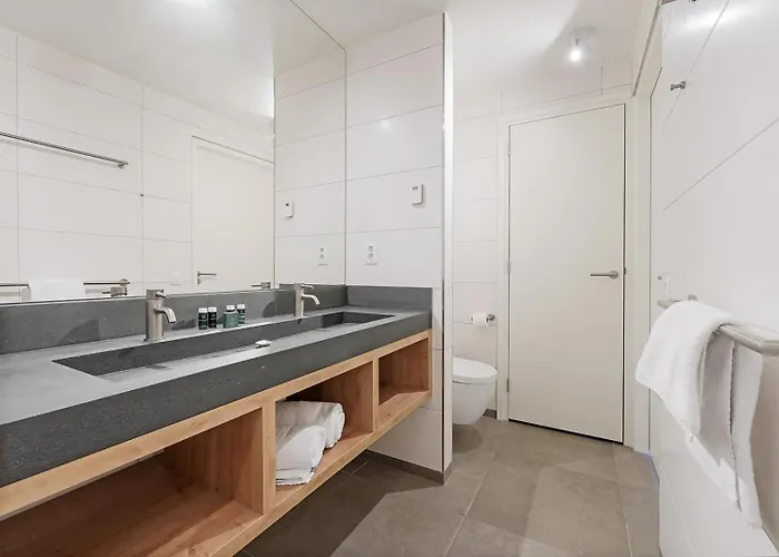 Super Deluxe 6p - Omringd Door - 27