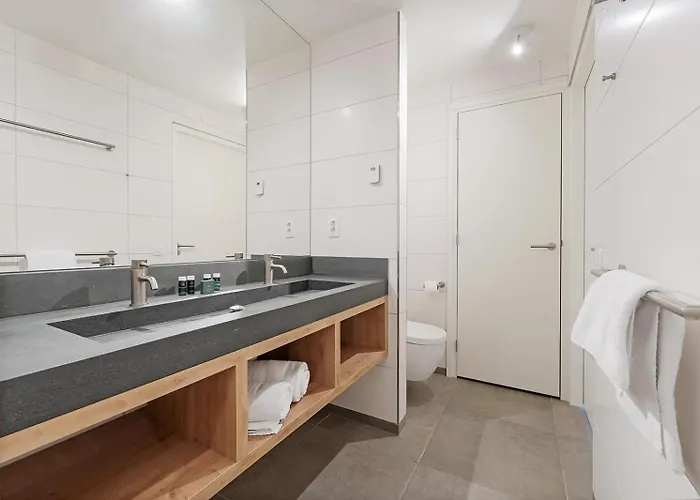 Super Deluxe 6p - Omringd Door - 27 *